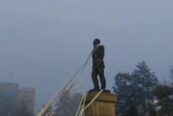 В Казахстане сносят памятник Назарбаеву (видео)