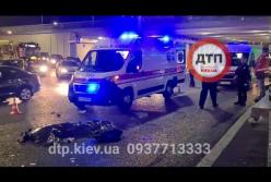 В Киеве мотоцикл сбил пешехода, трое погибших (видео)
