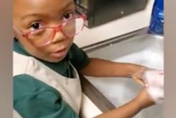 Маленькая девочка  вымыла курицу с мылом (видео)