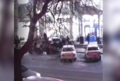 В Одессе автомобиль полиции сбил женщину на тротуаре (видео)