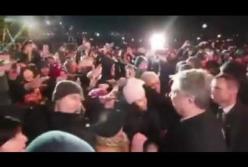 Порошенко внезапно снял шапку с девушки из толпы [видео]