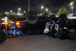 В Киеве внедорожник влетел на парковку и перевернулся на крышу (видео)