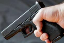 В Киеве мужчина угрожал пистолетом женщине, к которой пришел на свидание (видео)