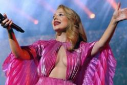 Показала пышную грудь: Тина Кароль вышла на сцену без белья (видео)