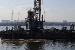 Посреди реки Днепр прорвало канализацию (видео)