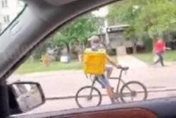 "Чудеса доставки": в Киеве велокурьер ехал задом наперед (видео)