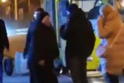 В Киеве на остановке бабушка напала на девушку (видео)