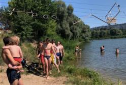 В Харькове оборвался канатный мост с людьми (видео)
