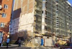 В Полтаве на новостройке рухнули леса (видео)