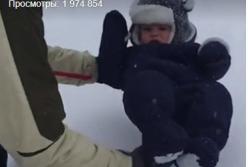 Отец показал ребенку его первый снег (смешное видео)