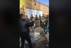 Пока Порошенко в Мюнхене, у его дома требуют "растаможку за 300 евро" (видео)