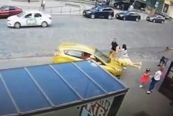 Во Львове дважды сбили пешехода на остановке (видео)