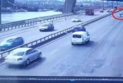 Момент падения мужчины с моста на дорогу в Киеве попал на видео