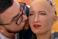 Робот София разрешила себя поцеловать в прямом эфире (видео)