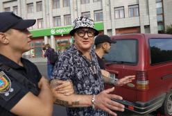 Эпатажный блогер с ВИЧ укусил за нос активиста в Одессе (видео)