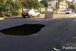 В Одессе за пару часов из маленькой ямки образовался мегапровал (видео)