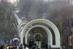 Бесплатный проезд и конфеты за обнимашки и поцелуи (видео)