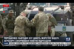 Военная упала в обморок во время выступления Порошенко в Авдеевке (видео)