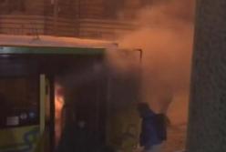 Во Львове пассажиры тушили снегом горящий трамвай (видео)