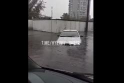 "А где водитель? Уплыл!": ливень в Днепре затопил город (видео)