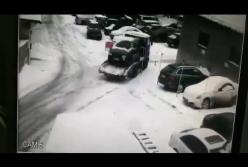 В Харькове эвакуатор протаранил несколько машин на автостоянке (видео)