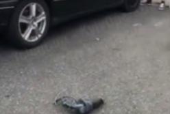В Киеве мужчина обокрал погибшего в ДТП человека (видео)
