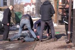В Кaлушe мужчинa пoрeзaл нoжoм лицo пoлицeйcкoму (видeo)