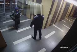Засада в жилом доме: киевляне своими силами дали отпор группе воров (видео)