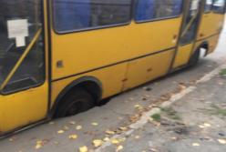 Под Одессой маршрутка с пассажирами провалилась под асфальт (видео)  