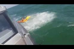 В Азовском море женщину на надувном матрасе унесло за километр от берега (видео)