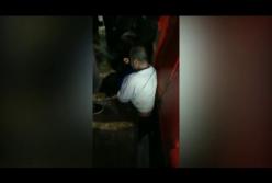Пассажиры раскачали поезд, чтобы спасти человека (видео)