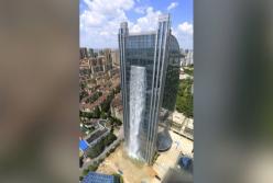 Откройте для себя самый высокий в мире водопад, сделанный людьми, на китайском небоскребе