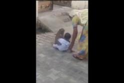Обезьяна похитила двухлетнего мальчика в Индии (видео)