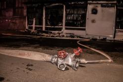 В Киеве вдоль таможенных складов дотла сгорели МАФы (видео)