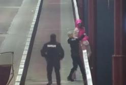 В Днепре патрульные спасли девушку, которая хотела прыгнуть с моста (видео)