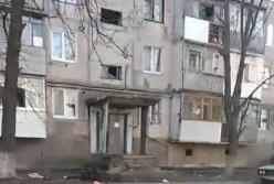 Место взрыва автомобиля в Луганске и комментарий жильца (видео)