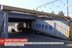 В Одессе водитель фуры устроил транспортный коллапс (видео)