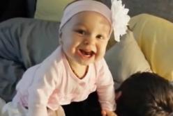 Маленький ребенок смешно будит своего папу по утрам (видео)