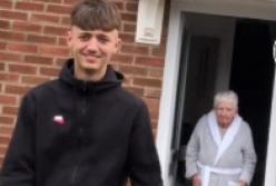 Танцующая на крыльце дома бабушка из Британии стала звездой Сети (видео)