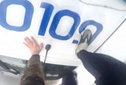  Подросток пробежал по крыше полицейской машины прямо в центре Ровно (видео)