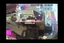 Обезьяна ограбила ювелирный магазин (видео)