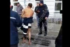 В Киеве спасатели достали из канализации голого мужчину (видео)