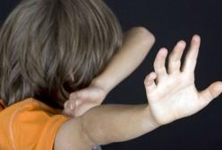 Женщина взяла в заложники 4-летнего ребенка и грозила отрезать ему голову (видео)