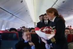 Трогательный случай: сюрприз своему учителю от пилота прямо на борту самолета (видео)