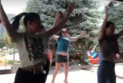 Девочек-подростков использовали в качестве агитаторов в поддержку скандального нардепа (видео)