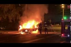 В Днепре сгорели два легковых автомобиля (видео)