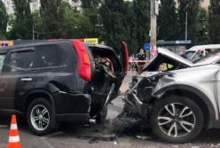 В Киеве произошло серьезное ДТП: пострадала инспектор полиции (видео)