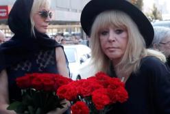 Пугачева странно себя вела на похоронах Кобзона (видео)