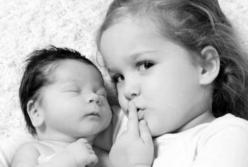 "Конкурент?" Первая реакция старшего ребенка на новорожденную сестру (видео)