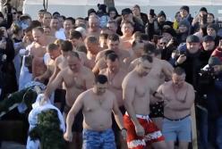 Флеш-моб в трусах: меры 30 городов Украины одновременно ныряли в прорубь (видео)